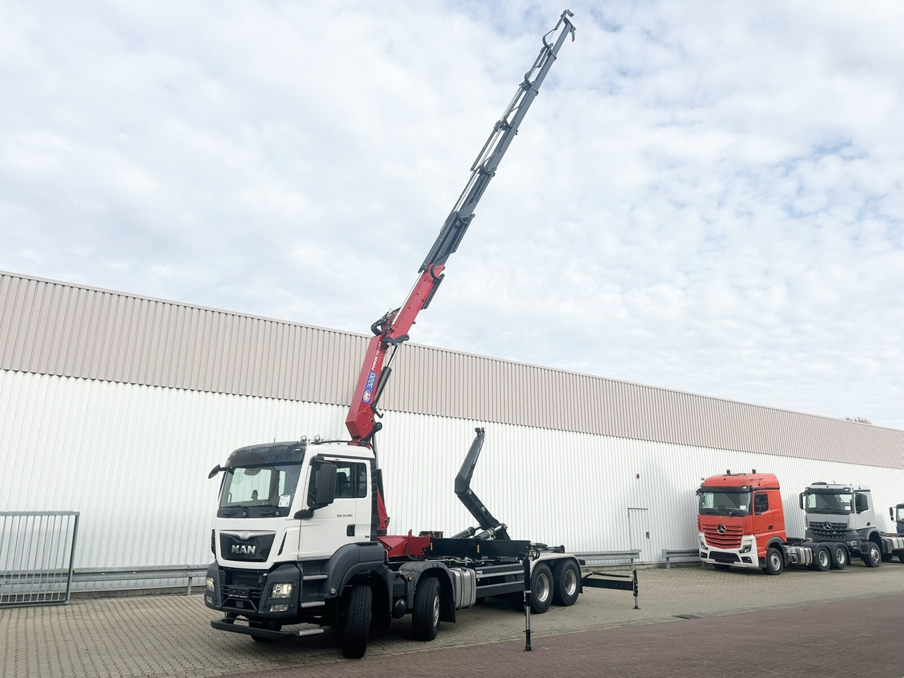MAN TGS 35.480 8X4 BL TGS 35.480 8X4 BL, Intarder, Kran HMF 3220-K6, 4-fach Abstützung, Funk - Hook lift, Truk derek: gambar 1 MAN TGS 35.480 8X4 BL TGS 35.480 8X4 BL, Intarder, Kran HMF 3220-K6, 4-fach Abstützung, Funk - Hook lift, Truk derek: gambar 1