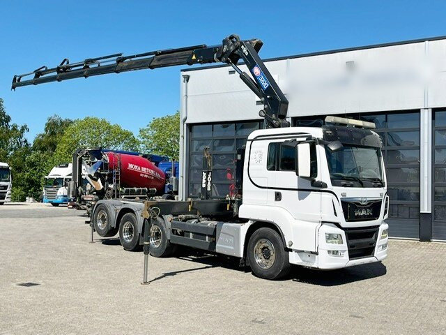 MAN TGS 35.500 8x4-4 BL TGS 35.500 8x4-4 BL, Lenk-/Liftachse, Kran HMF 3220-K6, Funk - Hook lift, Truk derek: gambar 1 MAN TGS 35.500 8x4-4 BL TGS 35.500 8x4-4 BL, Lenk-/Liftachse, Kran HMF 3220-K6, Funk - Hook lift, Truk derek: gambar 1