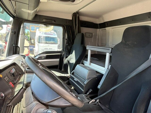 MAN TGS 35.500 8x4-4 BL TGS 35.500 8x4-4 BL, Lenk-/Liftachse, Kran HMF 3220-K6, Funk - Hook lift, Truk derek: gambar 4 MAN TGS 35.500 8x4-4 BL TGS 35.500 8x4-4 BL, Lenk-/Liftachse, Kran HMF 3220-K6, Funk - Hook lift, Truk derek: gambar 4