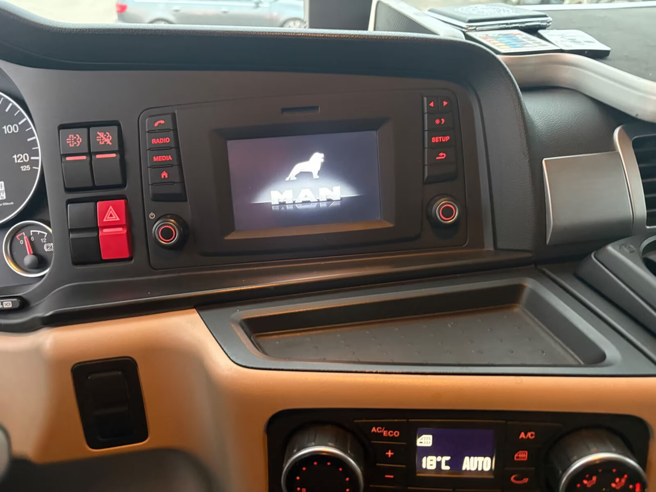 Truk jungkit MAN TGS 35.500 8x8 TGS 35.500 8x8, Meiller Bordmatik: gambar 10 Truk jungkit MAN TGS 35.500 8x8 TGS 35.500 8x8, Meiller Bordmatik: gambar 10