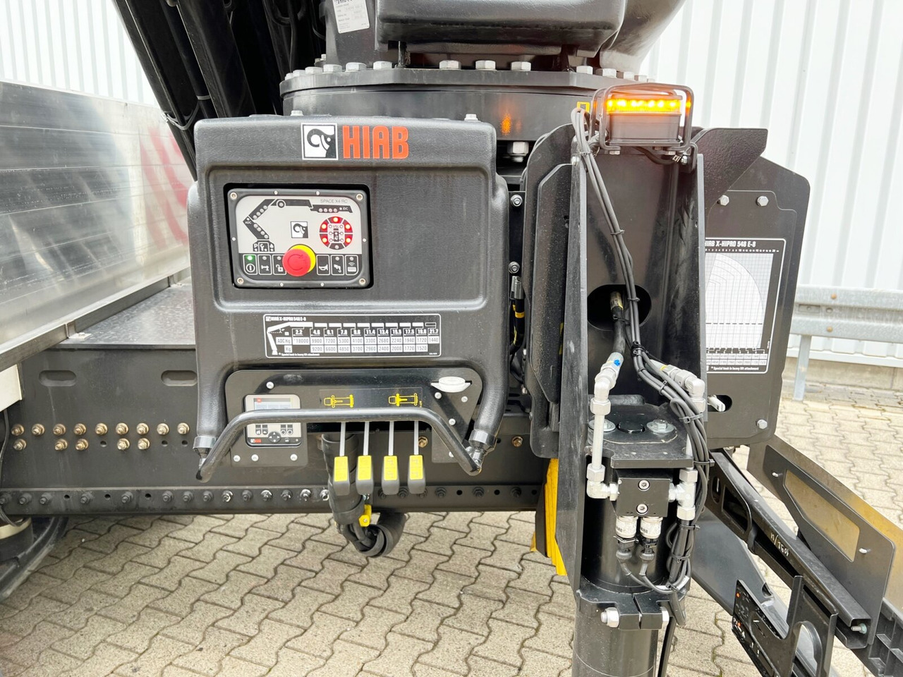 MAN TGX 26.510 6x2-4 LL CH TGX 26.510 6x2-4 LL, Kran Hiab X-HiPro 548 E-8, Lenk-/Liftachse, TwistLock 20Fuß, Funk, Retarder - Truk derek, Truk flatbed: gambar 3 MAN TGX 26.510 6x2-4 LL CH TGX 26.510 6x2-4 LL, Kran Hiab X-HiPro 548 E-8, Lenk-/Liftachse, TwistLock 20Fuß, Funk, Retarder - Truk derek, Truk flatbed: gambar 3