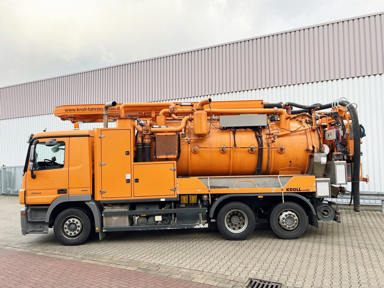 Mercedes-Benz Actros 2544 L 6x2 Actros 2544 L 6x2, Lenkachse, Kroll Saug-/Spülwagen ca. 12m³, Funk - Truk vakum: gambar 3 Mercedes-Benz Actros 2544 L 6x2 Actros 2544 L 6x2, Lenkachse, Kroll Saug-/Spülwagen ca. 12m³, Funk - Truk vakum: gambar 3