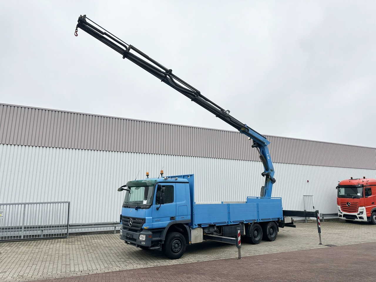 Mercedes-Benz Actros 2741 L 6x4 Actros 2741 L 6x4, Twist-Lock ausz. auf 3m, Heckkran Palfinger PK 42502-D, Funk - Truk flatbed, Truk derek: gambar 1 Mercedes-Benz Actros 2741 L 6x4 Actros 2741 L 6x4, Twist-Lock ausz. auf 3m, Heckkran Palfinger PK 42502-D, Funk - Truk flatbed, Truk derek: gambar 1