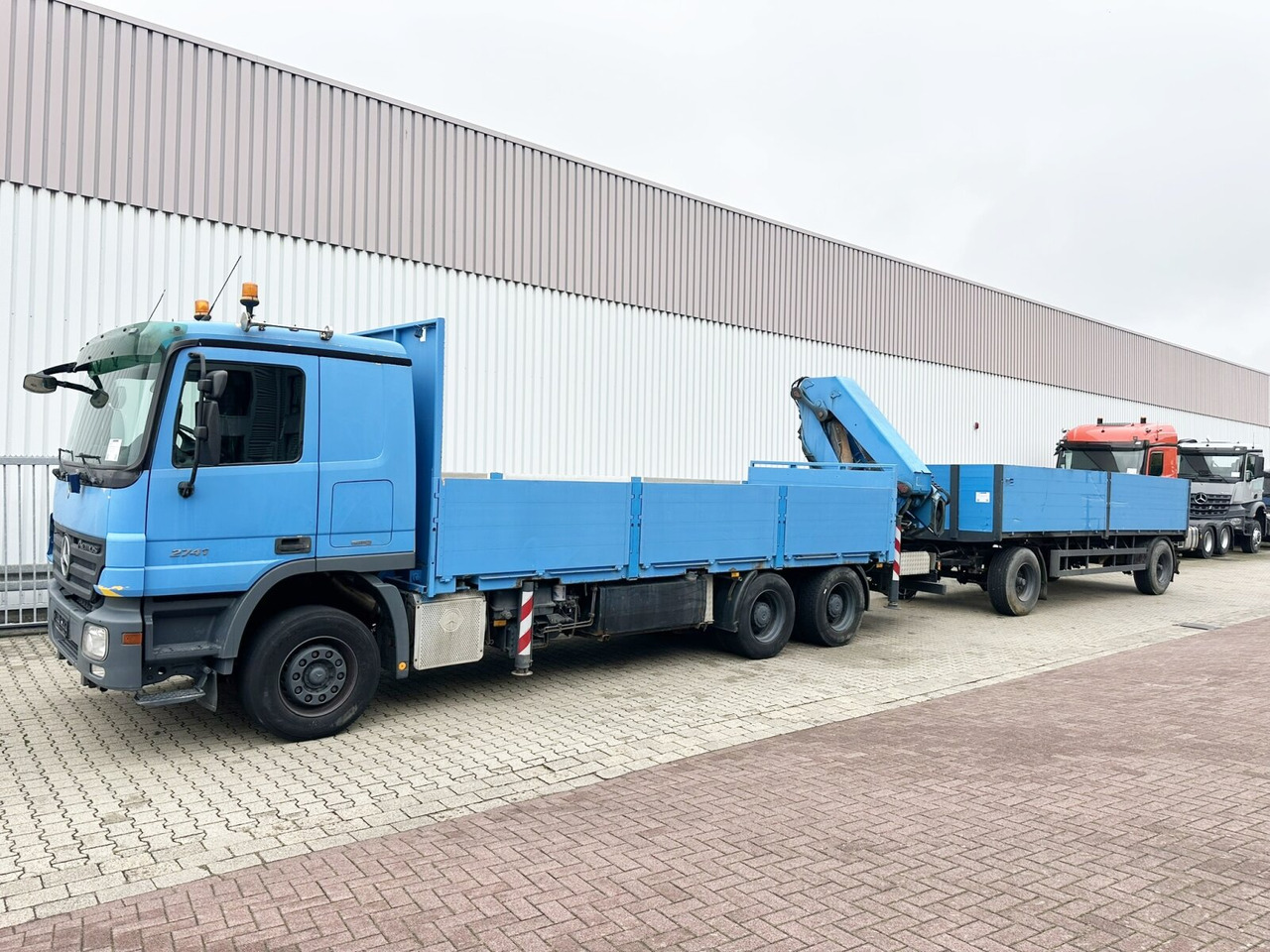 Mercedes-Benz Actros 2741 L 6x4 Actros 2741 L 6x4, Twist-Lock ausz. auf 3m, Heckkran Palfinger PK 42502-D, Funk - Truk flatbed, Truk derek: gambar 5 Mercedes-Benz Actros 2741 L 6x4 Actros 2741 L 6x4, Twist-Lock ausz. auf 3m, Heckkran Palfinger PK 42502-D, Funk - Truk flatbed, Truk derek: gambar 5