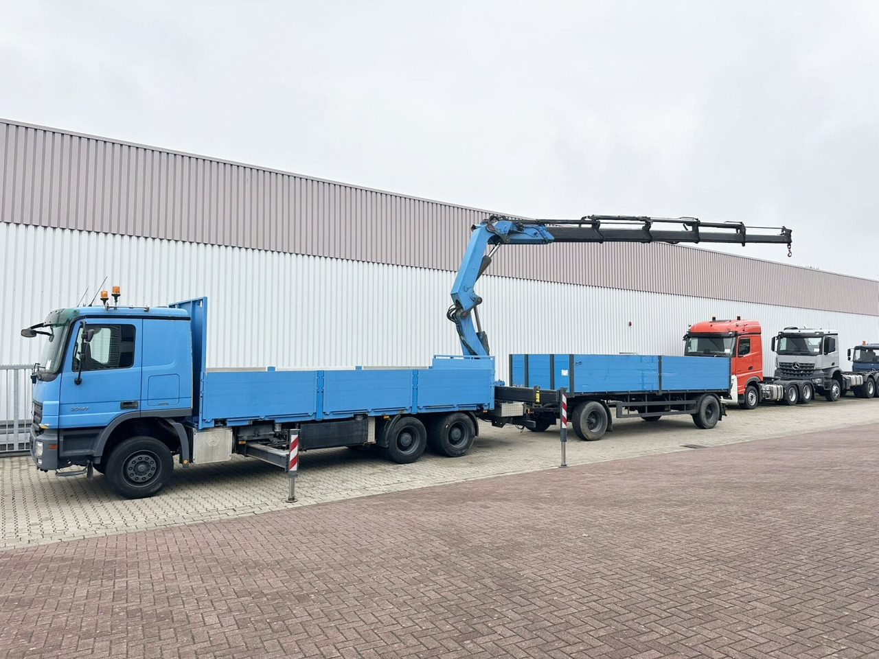 Mercedes-Benz Actros 2741 L 6x4 Actros 2741 L 6x4, Twist-Lock ausz. auf 3m, Heckkran Palfinger PK 42502-D, Funk - Truk flatbed, Truk derek: gambar 3 Mercedes-Benz Actros 2741 L 6x4 Actros 2741 L 6x4, Twist-Lock ausz. auf 3m, Heckkran Palfinger PK 42502-D, Funk - Truk flatbed, Truk derek: gambar 3