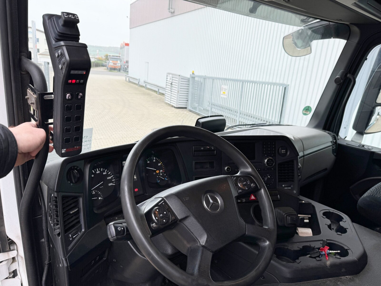 Mercedes-Benz Antos 2536/43 L 6x2 Antos 2536/43 L 6x2, Liftachse, Hiab XR 21S61 bis 7 m Container - Hook lift: gambar 4 Mercedes-Benz Antos 2536/43 L 6x2 Antos 2536/43 L 6x2, Liftachse, Hiab XR 21S61 bis 7 m Container - Hook lift: gambar 4
