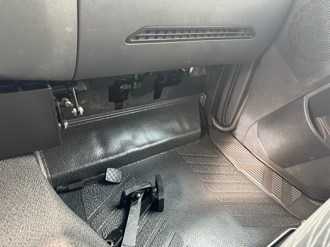 Mercedes-Benz Arocs 1827/30 A 4x4 Arocs 1827/30 A 4x4, Ex-! - Truk flatbed: gambar 3 Mercedes-Benz Arocs 1827/30 A 4x4 Arocs 1827/30 A 4x4, Ex-! - Truk flatbed: gambar 3