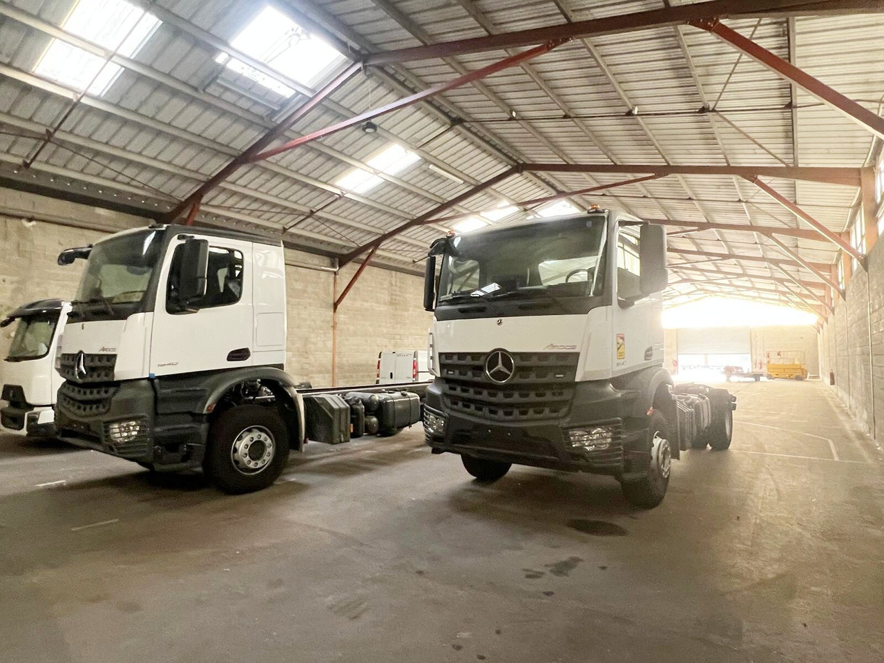Mercedes-Benz Arocs 1840 K 4x2 Arocs 1840 K 4x2, MultimediaCockpit, 2x Nebenantrieb, NMV & Motorabtrieb - Truk sasis: gambar 1 Mercedes-Benz Arocs 1840 K 4x2 Arocs 1840 K 4x2, MultimediaCockpit, 2x Nebenantrieb, NMV & Motorabtrieb - Truk sasis: gambar 1