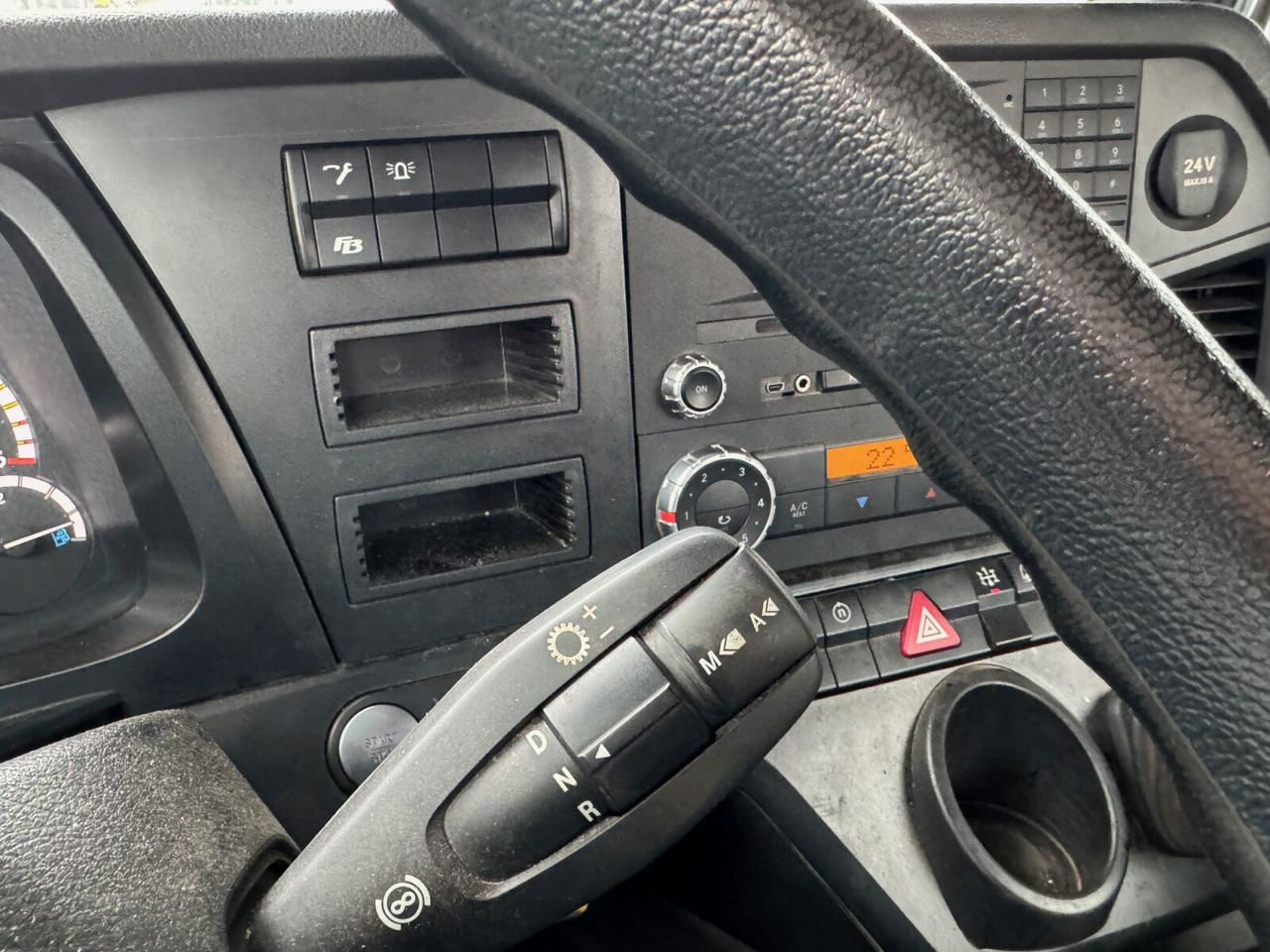 Truk jungkit Mercedes-Benz Arocs 2036 AK 4x4 Arocs 2036 AK 4x4, Grounder, Motorabtrieb, Bordmatik, Winterdienstausstattung: gambar 6 Truk jungkit Mercedes-Benz Arocs 2036 AK 4x4 Arocs 2036 AK 4x4, Grounder, Motorabtrieb, Bordmatik, Winterdienstausstattung: gambar 6