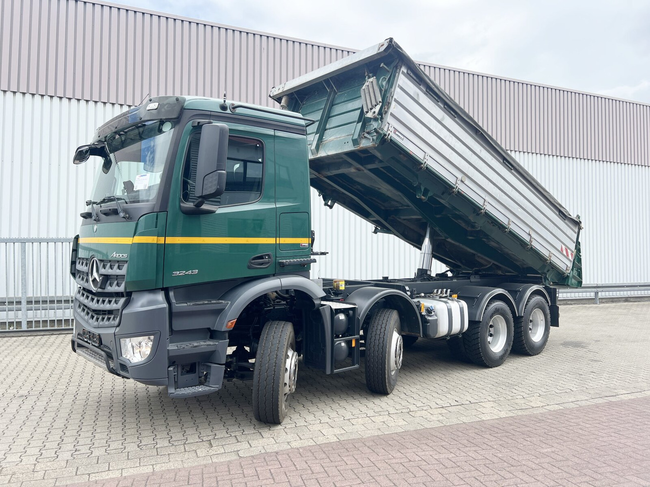 Mercedes-Benz Arocs 3243 K 8x4 Arocs 3243 K 8x4, Ressenig Thermo Alukipper 3-S - Truk jungkit: gambar 1 Mercedes-Benz Arocs 3243 K 8x4 Arocs 3243 K 8x4, Ressenig Thermo Alukipper 3-S - Truk jungkit: gambar 1