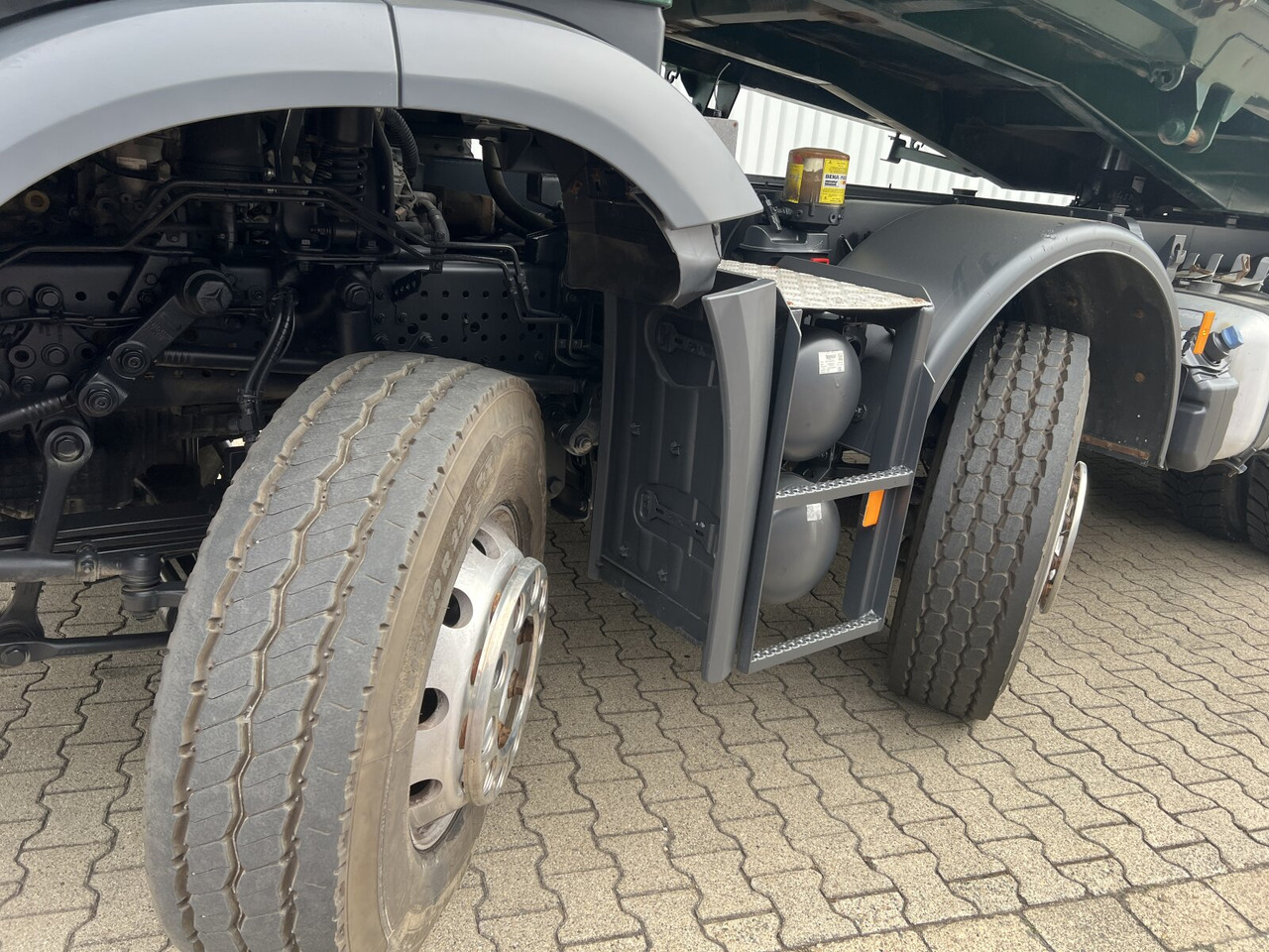 Mercedes-Benz Arocs 3243 K 8x4 Arocs 3243 K 8x4, Ressenig Thermo Alukipper 3-S - Truk jungkit: gambar 3 Mercedes-Benz Arocs 3243 K 8x4 Arocs 3243 K 8x4, Ressenig Thermo Alukipper 3-S - Truk jungkit: gambar 3