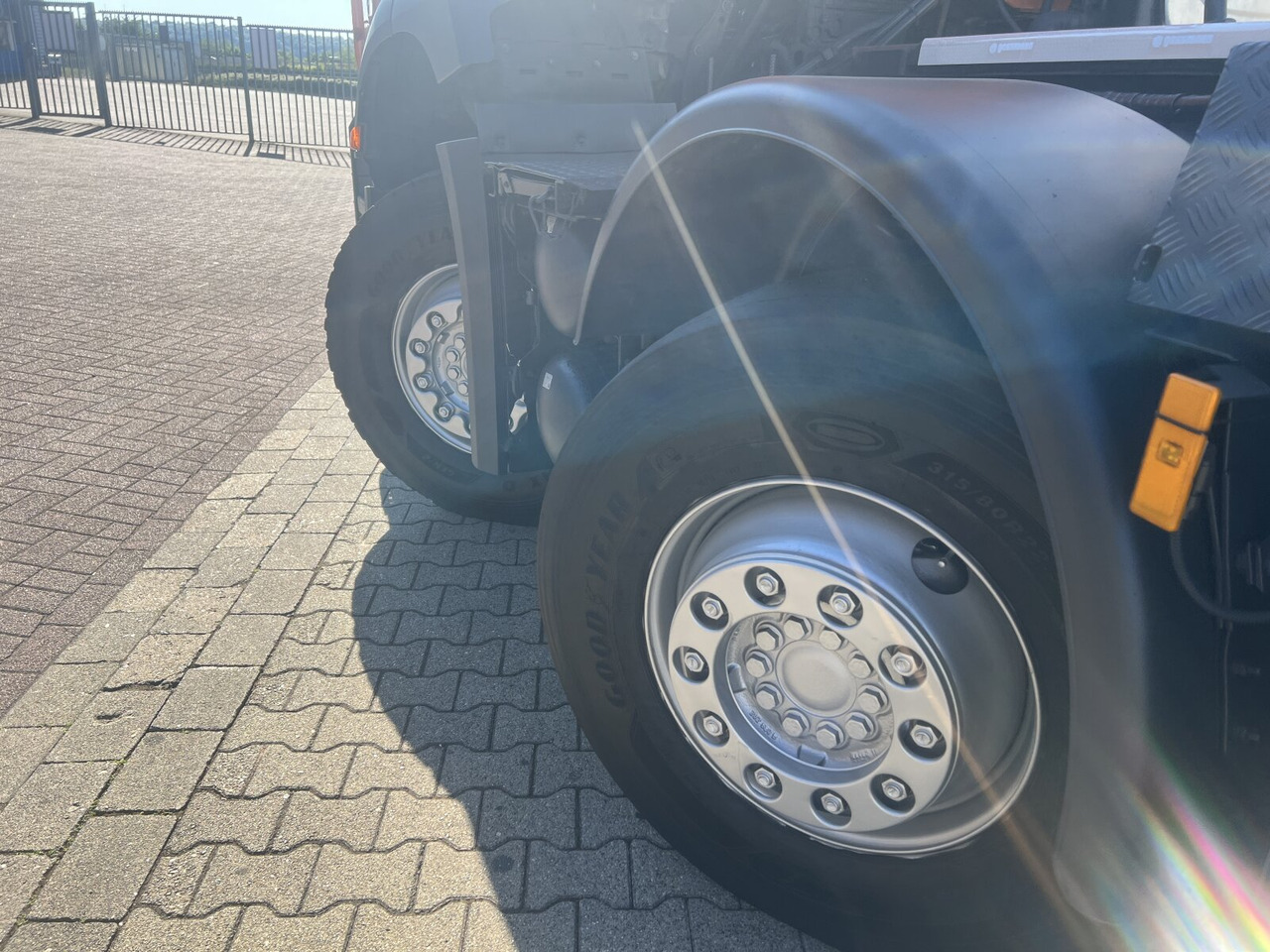 Mercedes-Benz Arocs 3243 LK 8x4/4 Arocs 3243 LK 8x4/4, Motorabtrieb - Hook lift: gambar 2 Mercedes-Benz Arocs 3243 LK 8x4/4 Arocs 3243 LK 8x4/4, Motorabtrieb - Hook lift: gambar 2