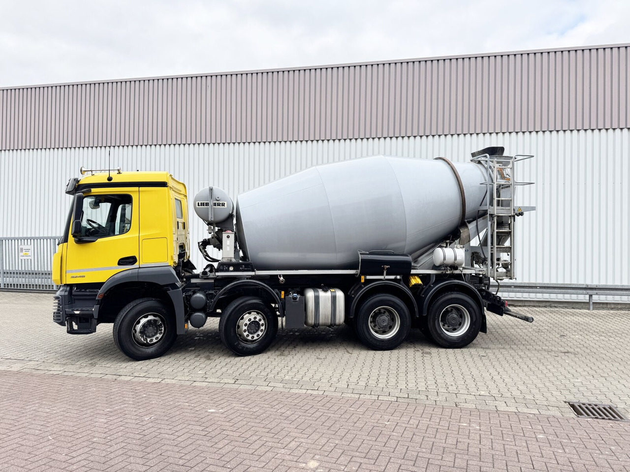 Mercedes-Benz Arocs 3246 B 8x4/4 Arocs 3246 B 8x4/4, Liebherr HTM 905 Mischer, 9m³, Multimedia Cockpit, Navi - Truk pengaduk beton: gambar 3 Mercedes-Benz Arocs 3246 B 8x4/4 Arocs 3246 B 8x4/4, Liebherr HTM 905 Mischer, 9m³, Multimedia Cockpit, Navi - Truk pengaduk beton: gambar 3