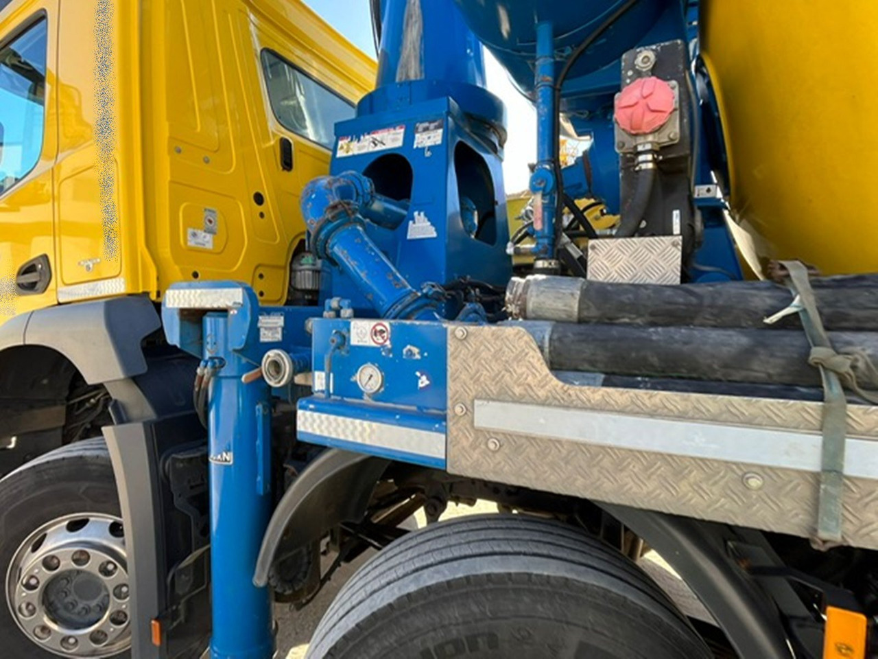 Mercedes-Benz Arocs 3246 B 8x4 Stetter Mischer 7m³, Pumpe 25m Arocs 3246 B 8x4 Stetter Mischer 7m³, Pumpe 25m - Truk pengaduk beton: gambar 4 Mercedes-Benz Arocs 3246 B 8x4 Stetter Mischer 7m³, Pumpe 25m Arocs 3246 B 8x4 Stetter Mischer 7m³, Pumpe 25m - Truk pengaduk beton: gambar 4