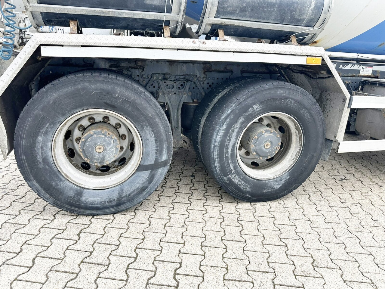 Mercedes-Benz Arocs 3251 8x4/4 Arocs 3251 8x4/4, Betonmischer Liebherr ca. 9m³ - Truk pengaduk beton: gambar 3 Mercedes-Benz Arocs 3251 8x4/4 Arocs 3251 8x4/4, Betonmischer Liebherr ca. 9m³ - Truk pengaduk beton: gambar 3