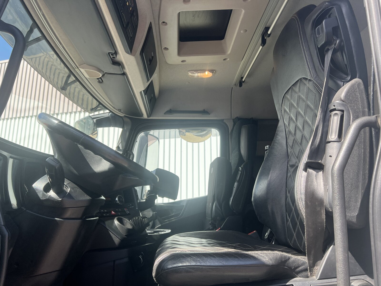 Mercedes-Benz Arocs 3251 LK 8x4/4 Arocs 3251 LK 8x4/4, Retarder, Stahlmulde ca. 15m³, hydr. Heckklappe - Tempat sampah: gambar 5 Mercedes-Benz Arocs 3251 LK 8x4/4 Arocs 3251 LK 8x4/4, Retarder, Stahlmulde ca. 15m³, hydr. Heckklappe - Tempat sampah: gambar 5