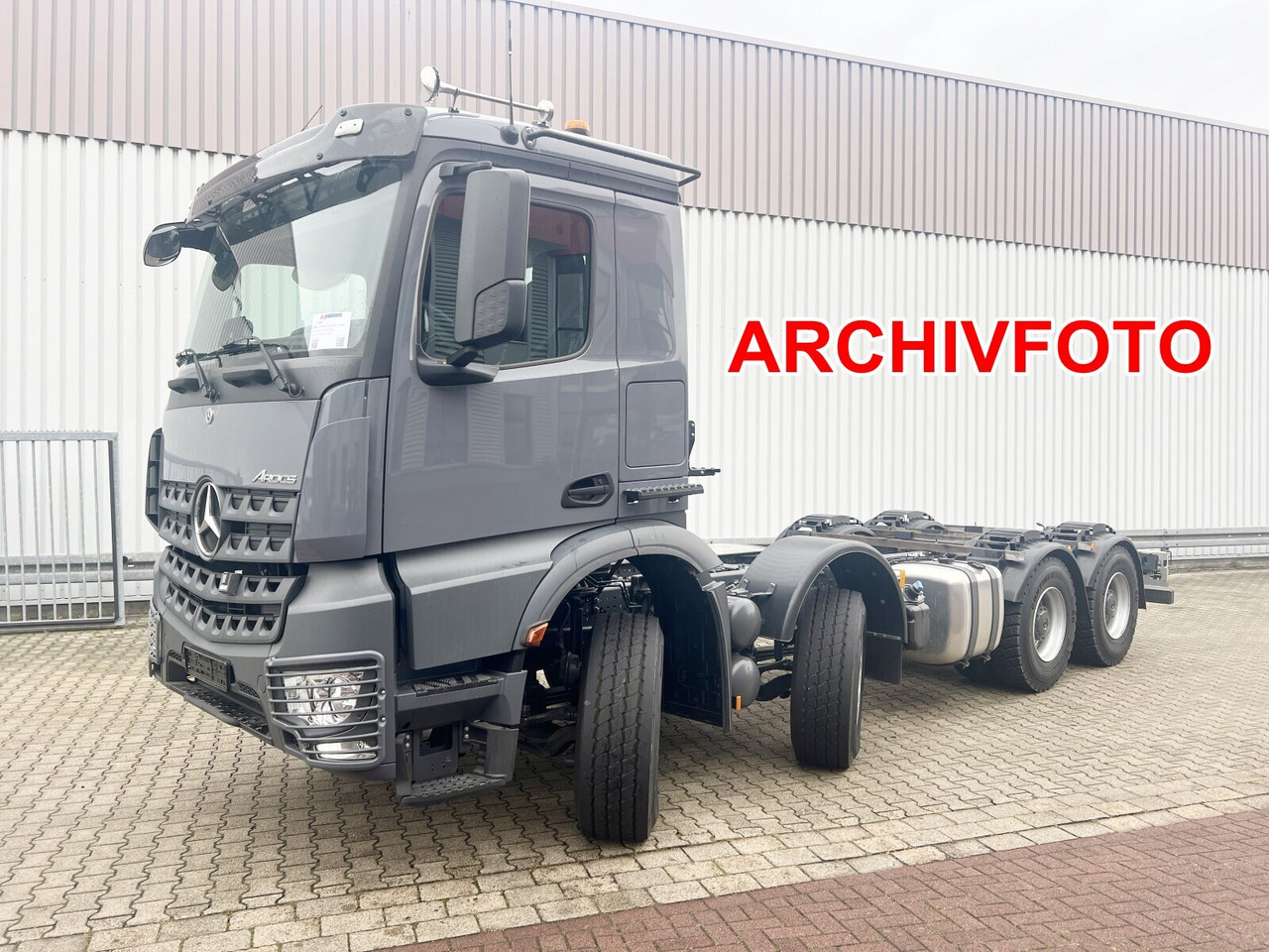 Mercedes-Benz Arocs 3253 L 8x4/4 Arocs 3253 L 8x4/4, MultimediaCockpit, Navi, Motorabtrieb - Truk sasis: gambar 1 Mercedes-Benz Arocs 3253 L 8x4/4 Arocs 3253 L 8x4/4, MultimediaCockpit, Navi, Motorabtrieb - Truk sasis: gambar 1