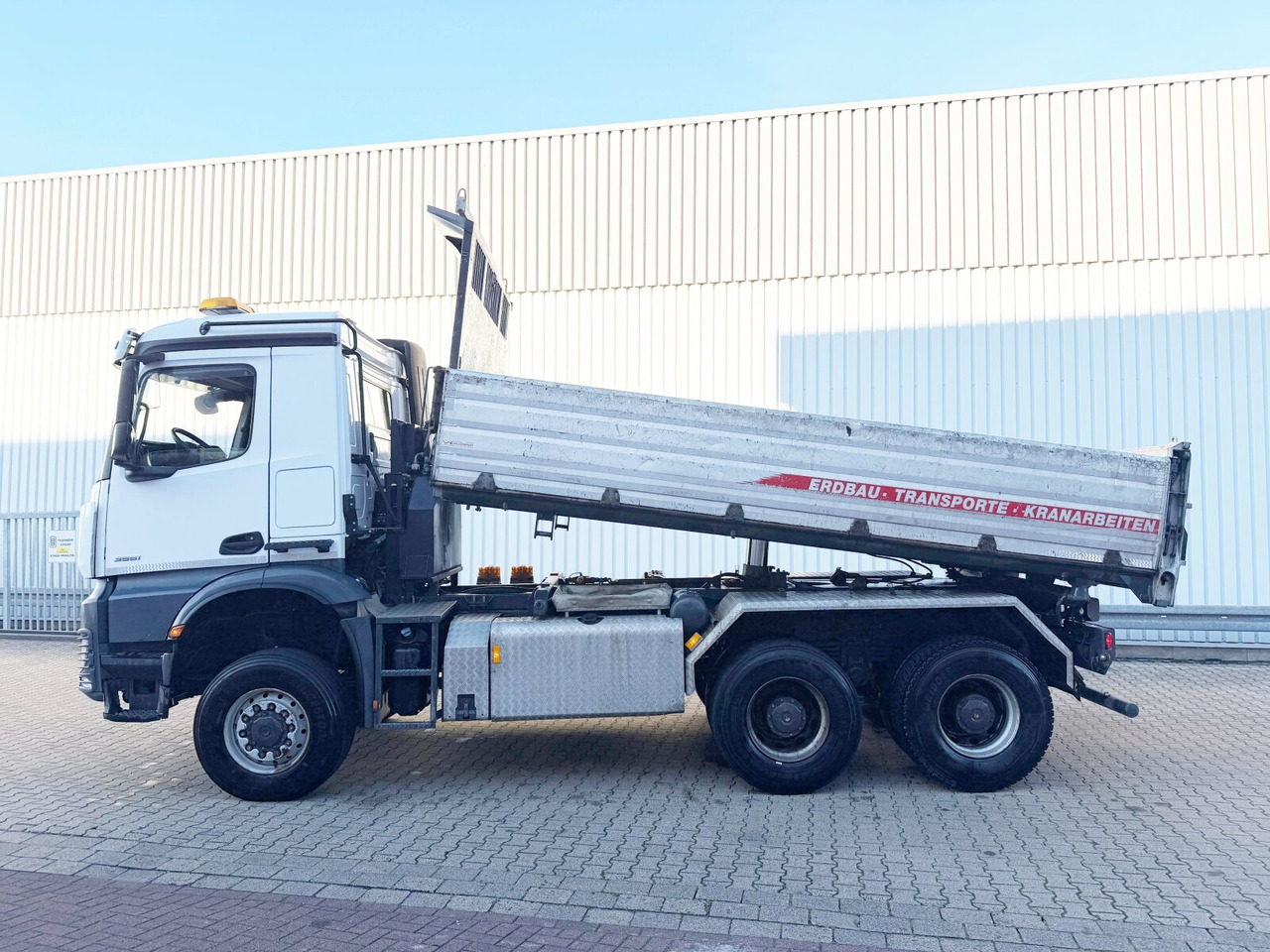 Truk jungkit Mercedes-Benz Arocs 3351 AK 6x6 Arocs 3351 AK 6x6, Retarder, Grounder, Motorabtrieb, pneum. Heckklappenöffnung: gambar 15