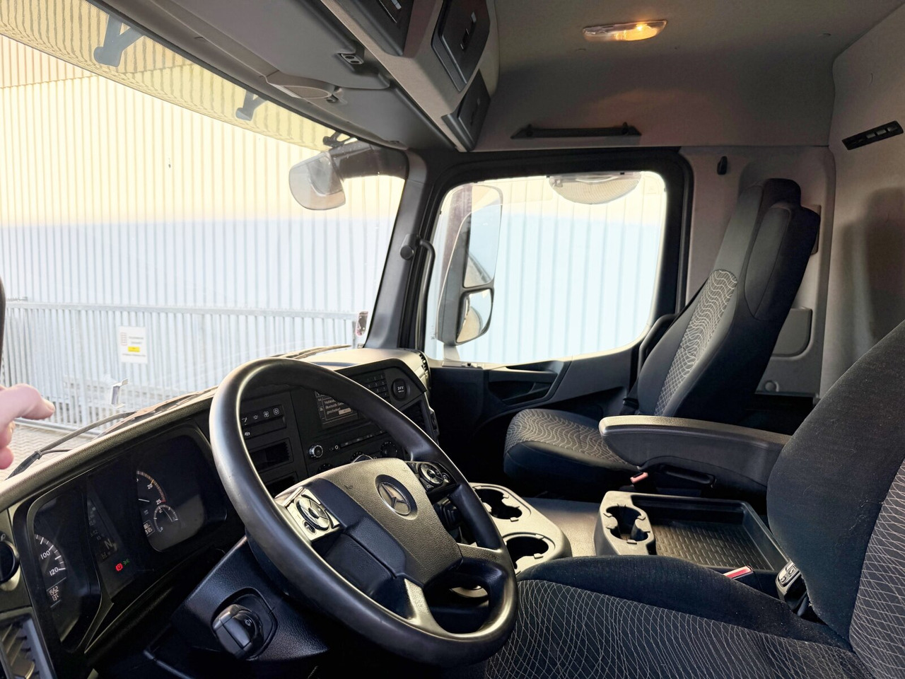 Mercedes-Benz Arocs 3351 AK 6x6 Arocs 3351 AK 6x6, Retarder, Grounder, Motorabtrieb, pneum. Heckklappenöffnung - Truk jungkit: gambar 4 Mercedes-Benz Arocs 3351 AK 6x6 Arocs 3351 AK 6x6, Retarder, Grounder, Motorabtrieb, pneum. Heckklappenöffnung - Truk jungkit: gambar 4