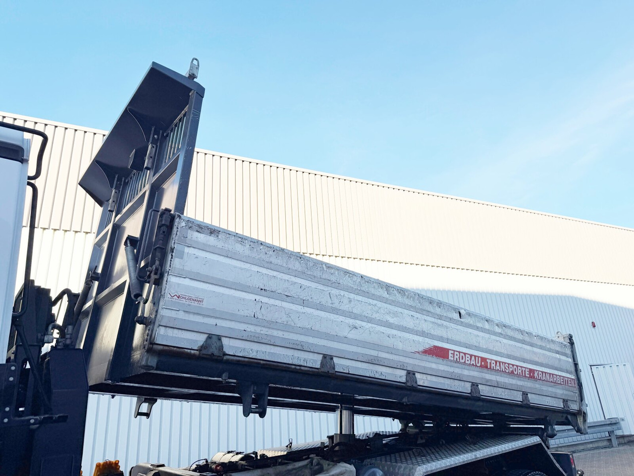 Mercedes-Benz Arocs 3351 AK 6x6 Arocs 3351 AK 6x6, Retarder, Grounder, Motorabtrieb, pneum. Heckklappenöffnung - Truk jungkit: gambar 2 Mercedes-Benz Arocs 3351 AK 6x6 Arocs 3351 AK 6x6, Retarder, Grounder, Motorabtrieb, pneum. Heckklappenöffnung - Truk jungkit: gambar 2