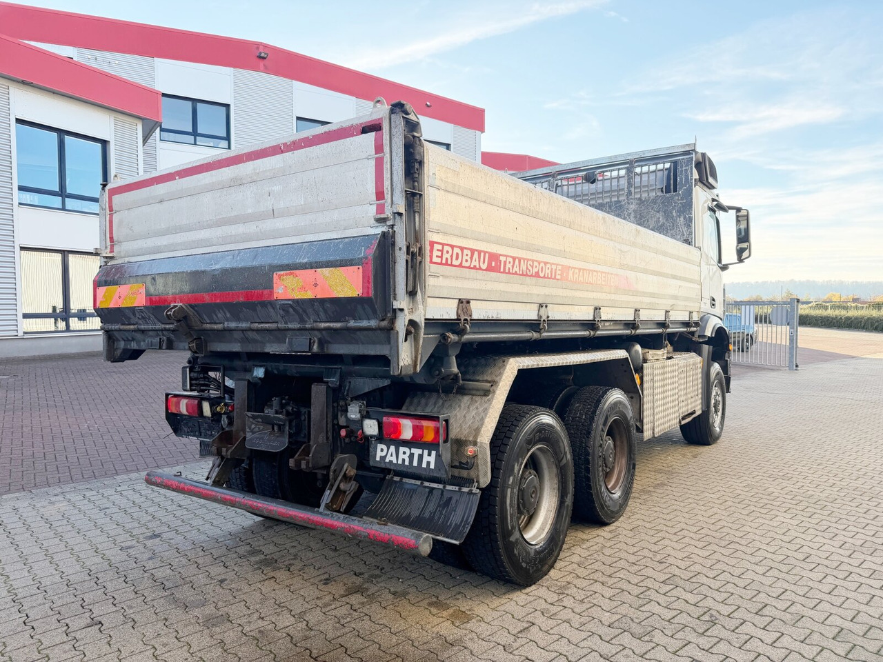Truk jungkit Mercedes-Benz Arocs 3351 AK 6x6 Arocs 3351 AK 6x6, Retarder, Grounder, Motorabtrieb, pneum. Heckklappenöffnung: gambar 10