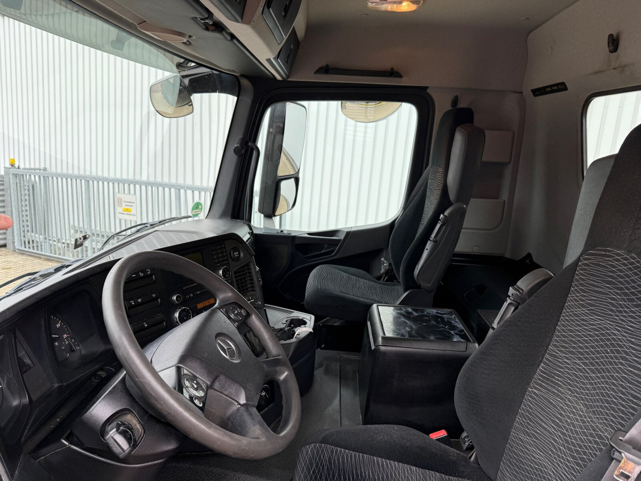 Mercedes-Benz Arocs 3363 K 6x4 Arocs 3363 K 6x4, Grounder, Turbo-Retarder-Kupplung - Hook lift: gambar 5 Mercedes-Benz Arocs 3363 K 6x4 Arocs 3363 K 6x4, Grounder, Turbo-Retarder-Kupplung - Hook lift: gambar 5