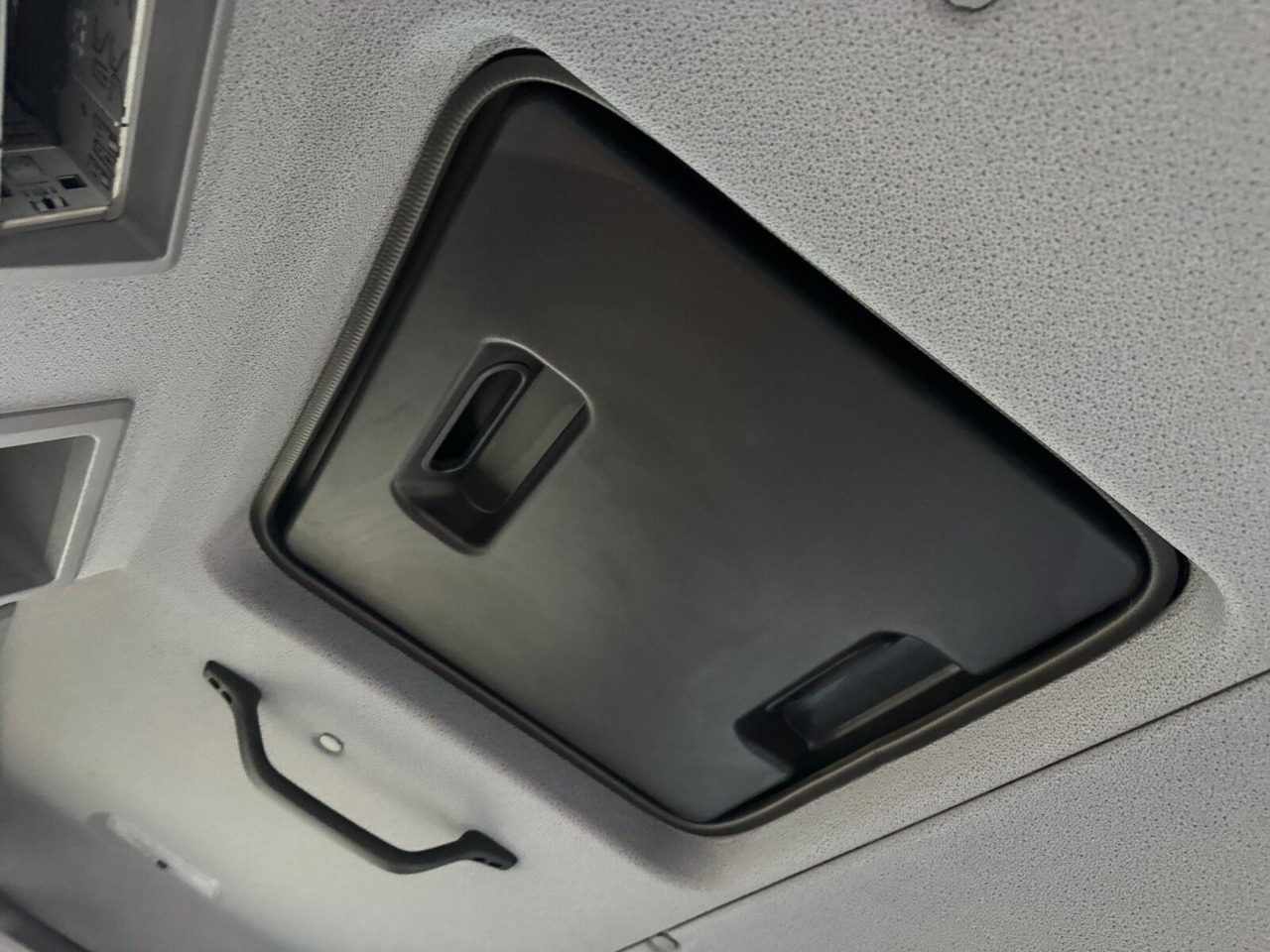 Truk jungkit Mercedes-Benz Atego 1023 K 4x2 Atego 1023 K 4x2, 2x AHK: gambar 7 Truk jungkit Mercedes-Benz Atego 1023 K 4x2 Atego 1023 K 4x2, 2x AHK: gambar 7