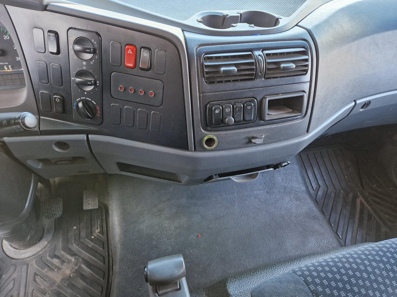 Mercedes-Benz Atego 1218 L 4x2 1218 L 4x2, Fassi Kran F 95A21 5.9m-1.545 kg, - Truk derek: gambar 4 Mercedes-Benz Atego 1218 L 4x2 1218 L 4x2, Fassi Kran F 95A21 5.9m-1.545 kg, - Truk derek: gambar 4