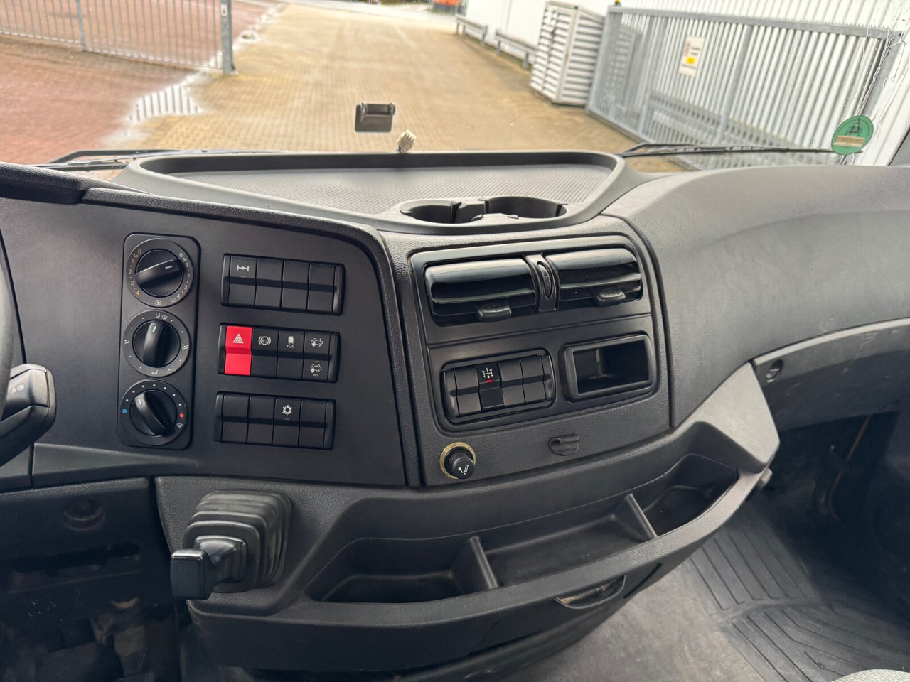 Mercedes-Benz Atego 1221 K 4x2 Atego 1221 K 4x2, 2x AHK - Truk jungkit: gambar 4 Mercedes-Benz Atego 1221 K 4x2 Atego 1221 K 4x2, 2x AHK - Truk jungkit: gambar 4