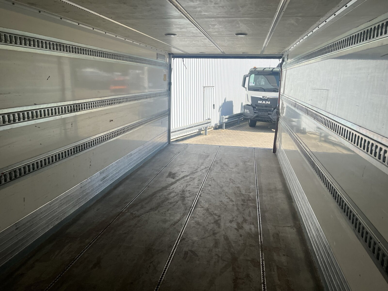 Mercedes-Benz Atego 1230 L 4x2 Atego 1230 L 4x2, LBW, Dautel, 1,5t - Truk box: gambar 4 Mercedes-Benz Atego 1230 L 4x2 Atego 1230 L 4x2, LBW, Dautel, 1,5t - Truk box: gambar 4