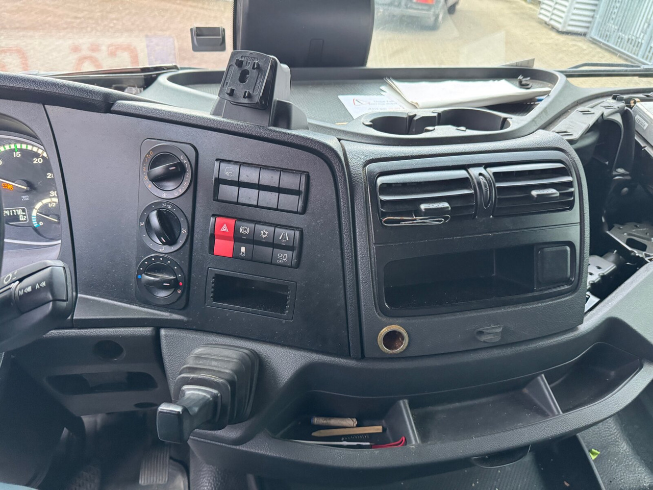 Mercedes-Benz Atego 1530 L 4x2 Atego 1530 L 4x2 mit LBW Dhollandia - Truk flatbed: gambar 4 Mercedes-Benz Atego 1530 L 4x2 Atego 1530 L 4x2 mit LBW Dhollandia - Truk flatbed: gambar 4