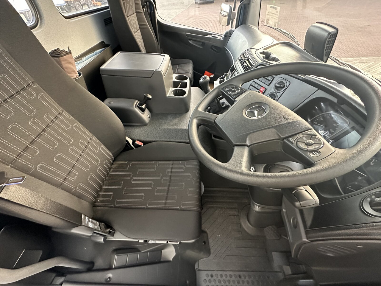 Interior photo 1: Truk sasis baru Mercedes-Benz Atego 1630 AK 4x4 Atego 1630 AK 4x4, Rechtslenker