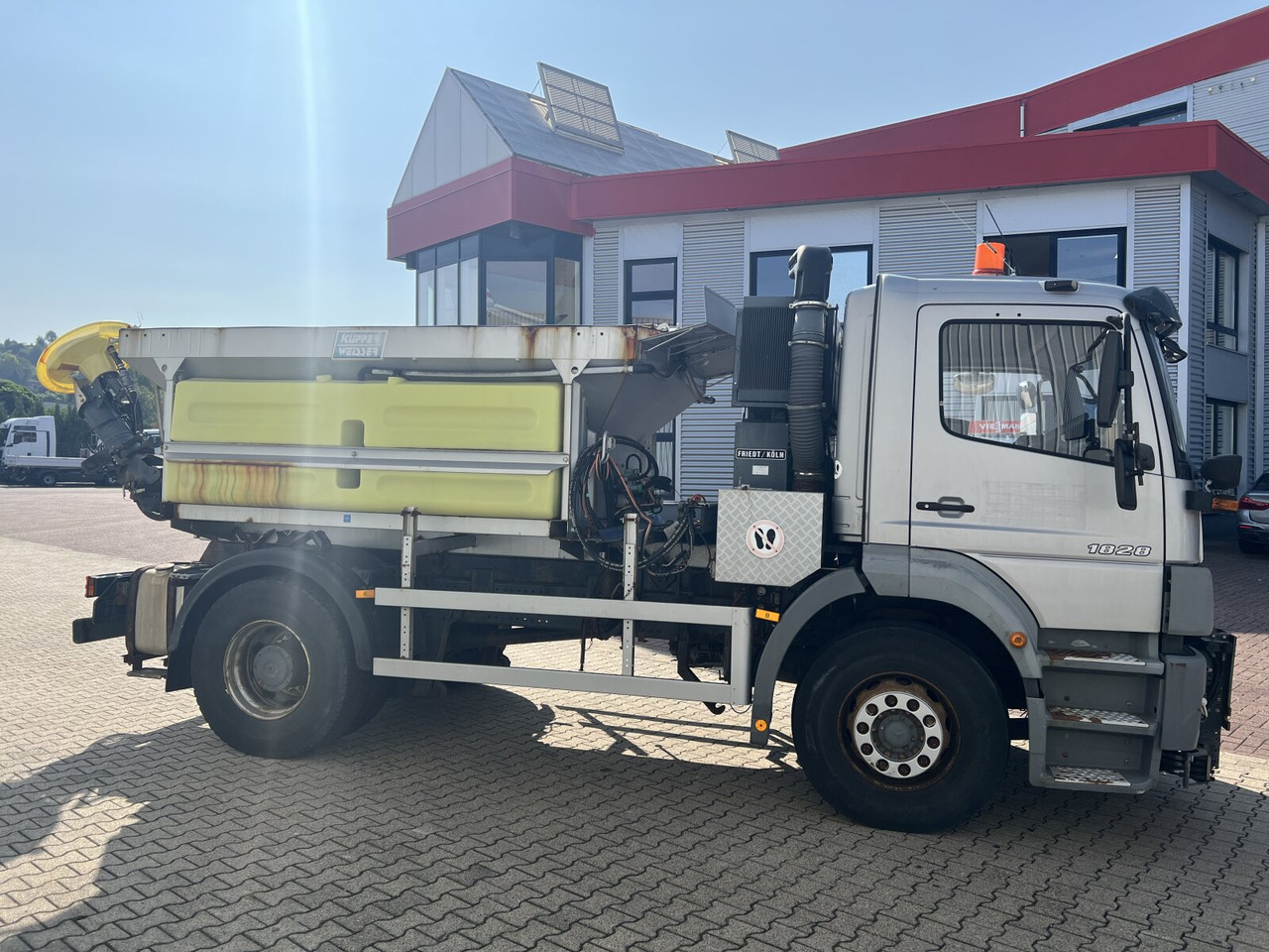 Truk sasis Mercedes-Benz Atego 1828 L 4x2 Atego 1828 L 4x2,Rechtslenker, Winterdienstplatte: gambar 6 Truk sasis Mercedes-Benz Atego 1828 L 4x2 Atego 1828 L 4x2,Rechtslenker, Winterdienstplatte: gambar 6