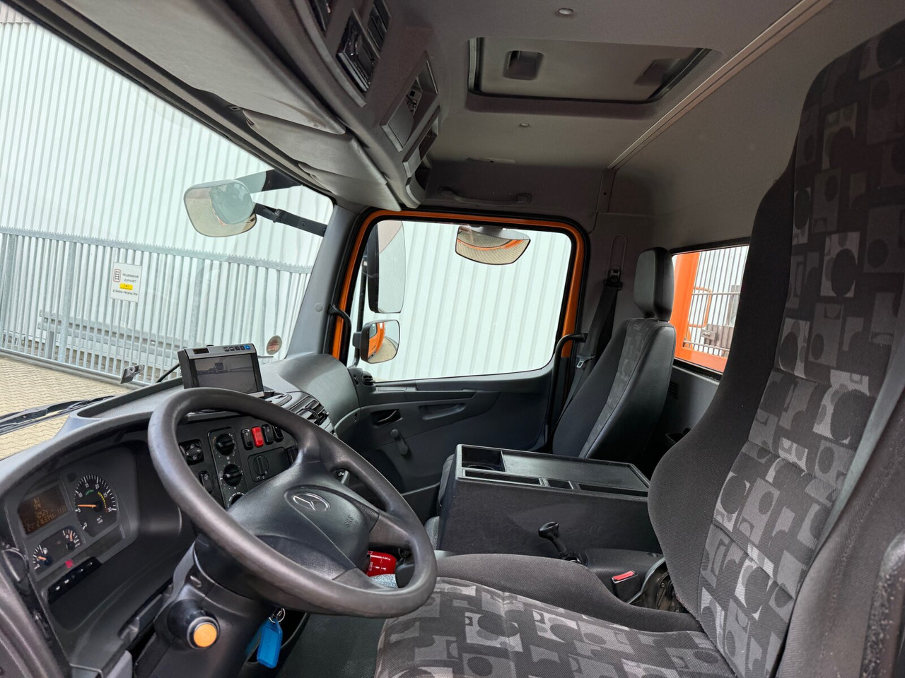 Mercedes-Benz Atego 818 4x2 Atego 818 4x2 mit LBW BÄR - Truk flatbed: gambar 4 Mercedes-Benz Atego 818 4x2 Atego 818 4x2 mit LBW BÄR - Truk flatbed: gambar 4