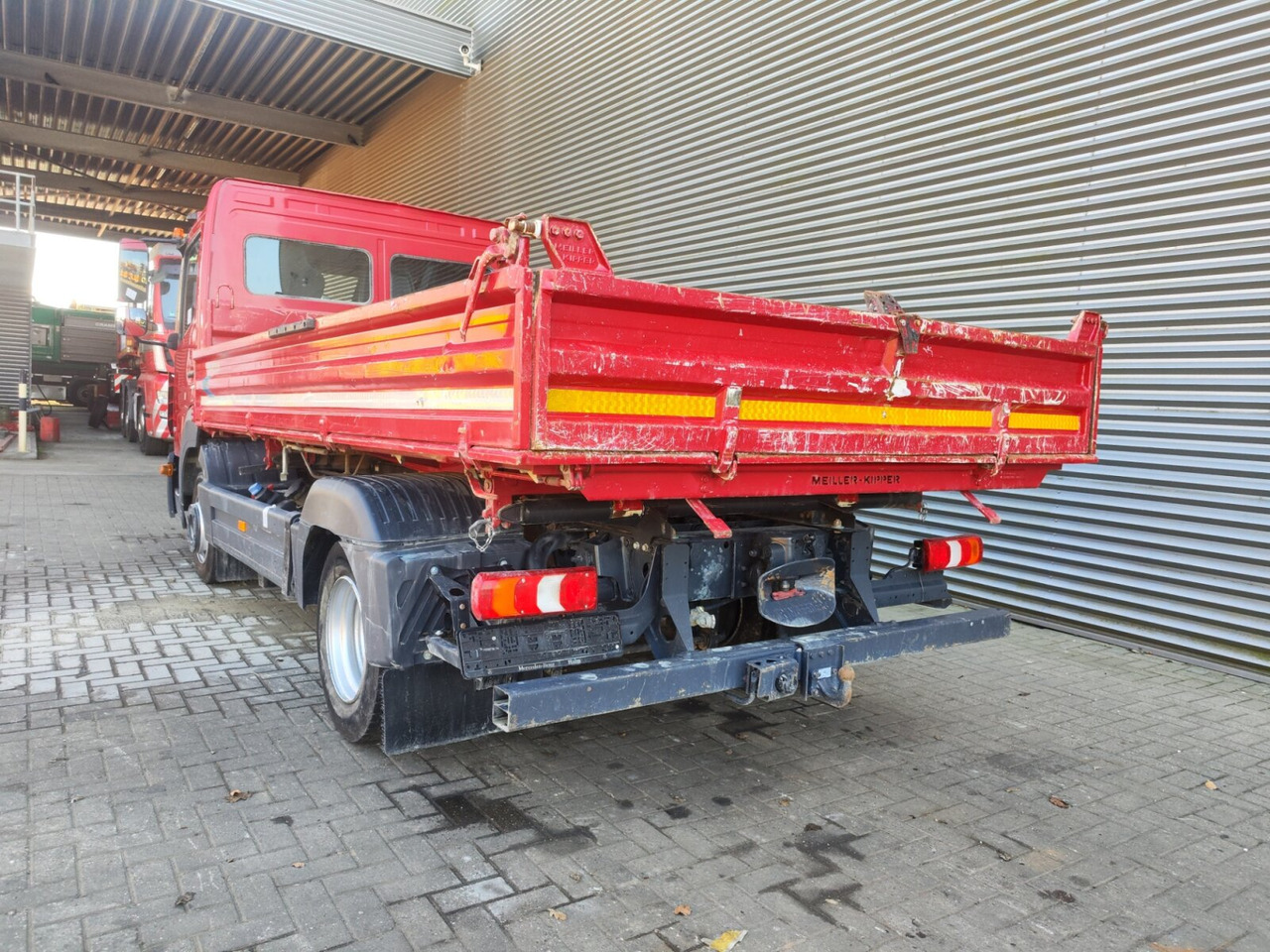 Mercedes-Benz Atego 818 K 4x2 Atego 818 K 4x2, Meiller-Kipper, 2 x AHK - Truk jungkit: gambar 3 Mercedes-Benz Atego 818 K 4x2 Atego 818 K 4x2, Meiller-Kipper, 2 x AHK - Truk jungkit: gambar 3