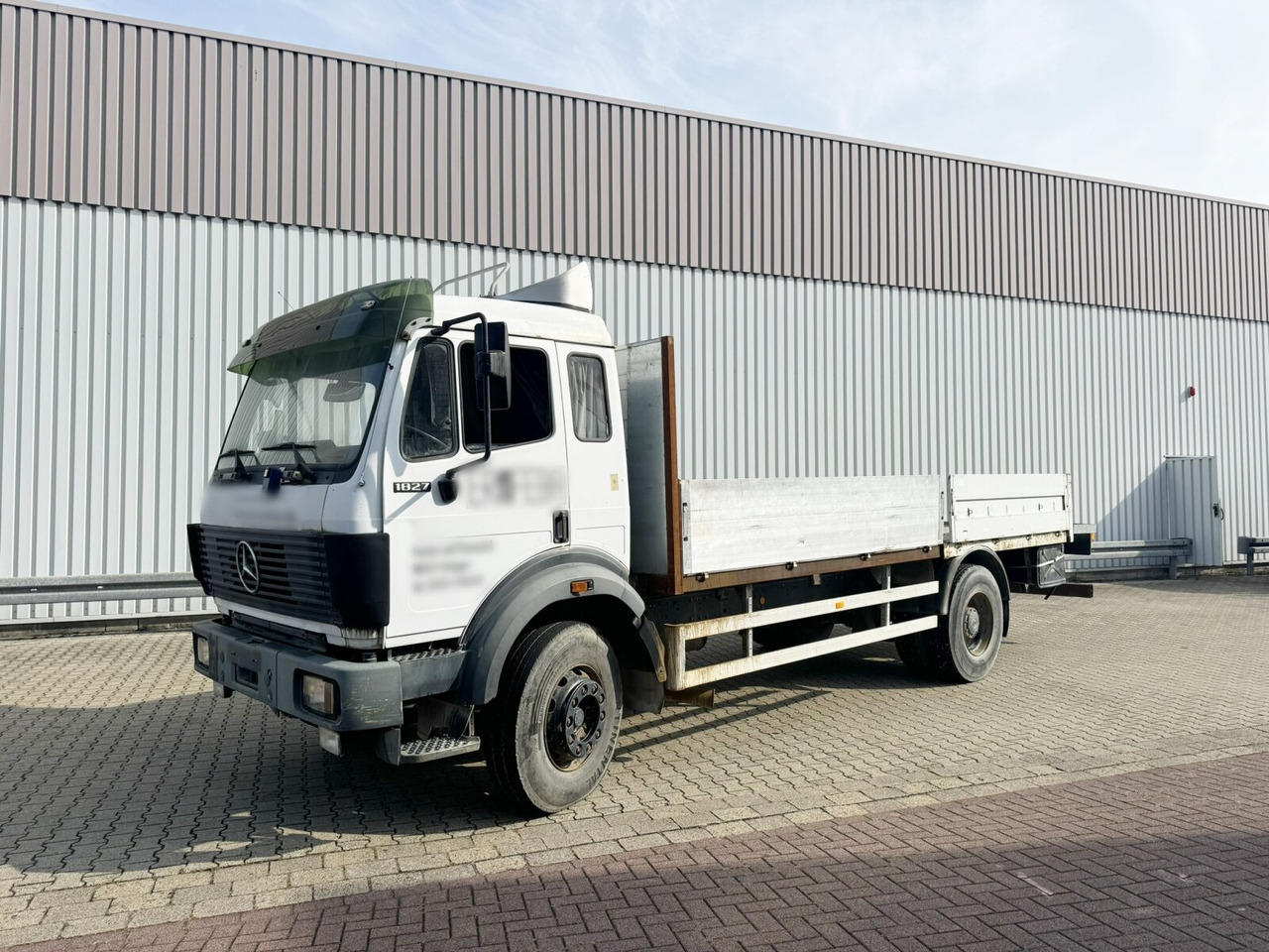 Mercedes-Benz SK 1827L 4x2 SK 1827L 4x2 - Truk flatbed: gambar 1 Mercedes-Benz SK 1827L 4x2 SK 1827L 4x2 - Truk flatbed: gambar 1