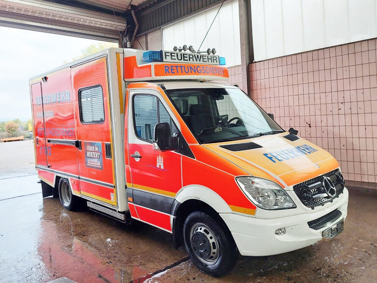 Mercedes-Benz Sprinter 515 CDI 4x2 Sprinter 515 CDI 4x2, Rettungswagen, Retarder - Truk pemadam kebakaran: gambar 2 Mercedes-Benz Sprinter 515 CDI 4x2 Sprinter 515 CDI 4x2, Rettungswagen, Retarder - Truk pemadam kebakaran: gambar 2