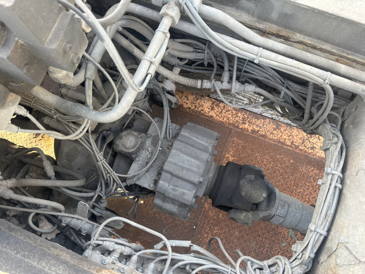 Scania 124C 400 6x6 124C 400 6x6 - Truk sasis: gambar 2 Scania 124C 400 6x6 124C 400 6x6 - Truk sasis: gambar 2