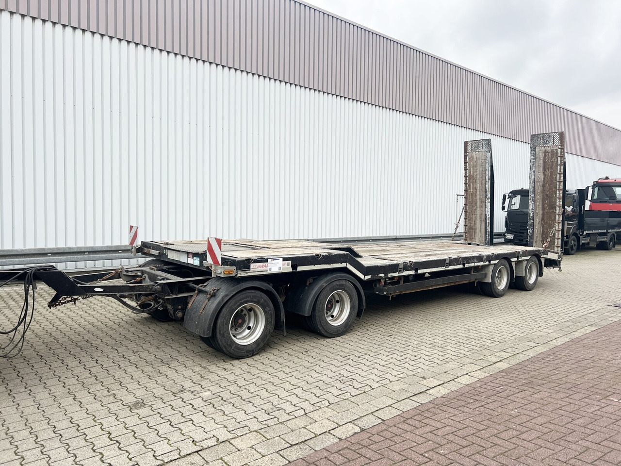 Schwarzmüller T4 G-Serie T4 G-Serie, Schwenkzugöse, Verbr. auf 3m, Baggerstielmulde - Trailer low bed: gambar 1 Schwarzmüller T4 G-Serie T4 G-Serie, Schwenkzugöse, Verbr. auf 3m, Baggerstielmulde - Trailer low bed: gambar 1