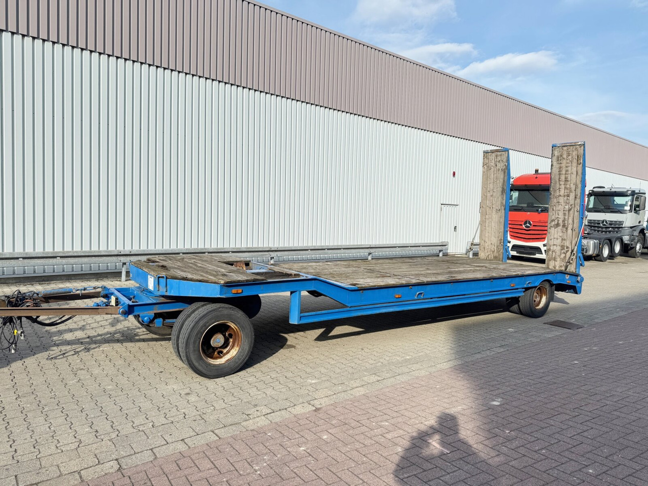 T2 T2 - Trailer low bed: gambar 1 T2 T2 - Trailer low bed: gambar 1