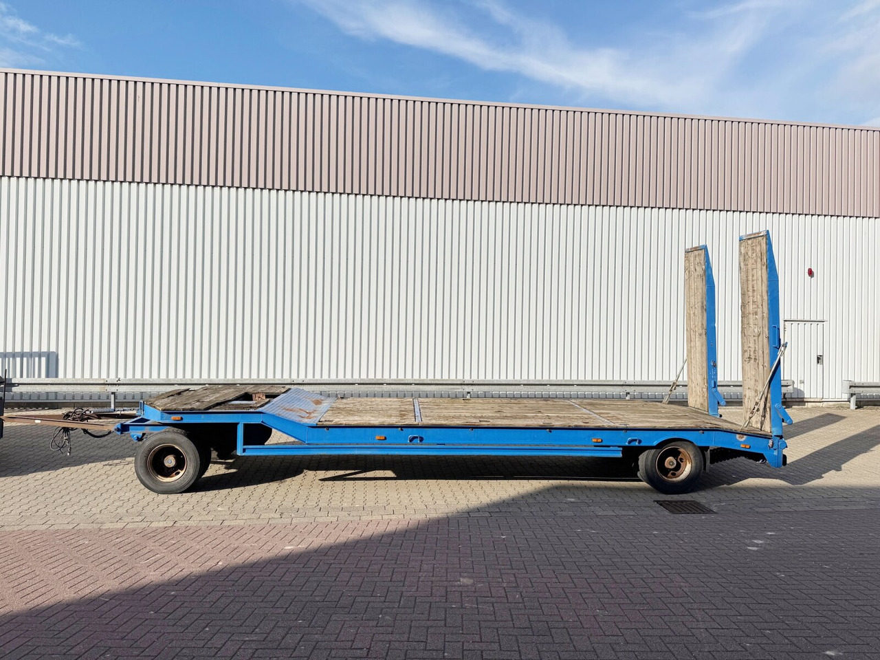 T2 T2 - Trailer low bed: gambar 4 T2 T2 - Trailer low bed: gambar 4