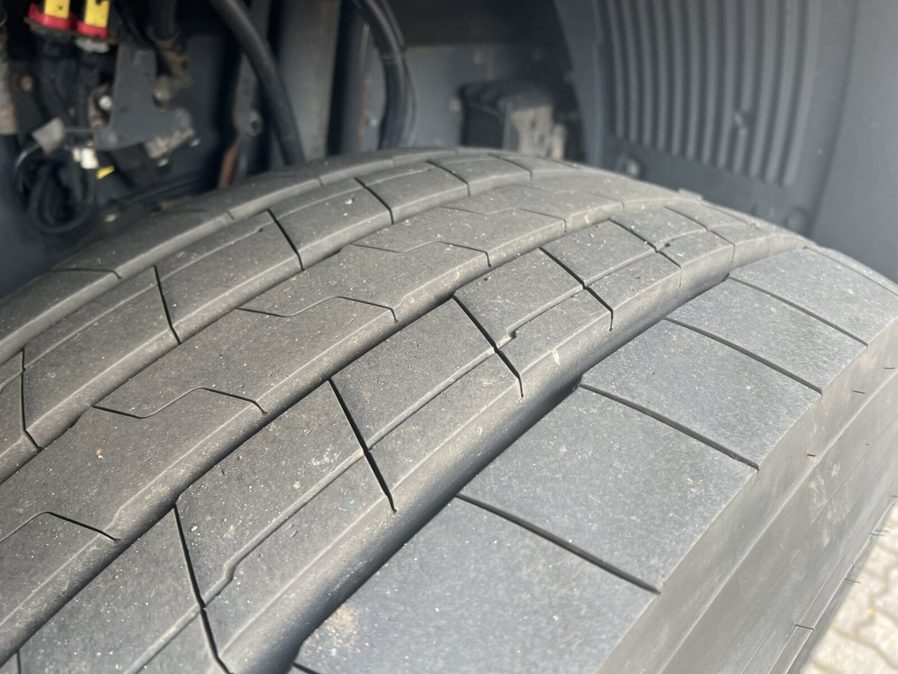 FH16 750 8x4 FH16 750 8x4, Retarder, Globetrotter, Vorlauflift/-lenk, Schwerlast 180T - Tractor head: gambar 4 FH16 750 8x4 FH16 750 8x4, Retarder, Globetrotter, Vorlauflift/-lenk, Schwerlast 180T - Tractor head: gambar 4