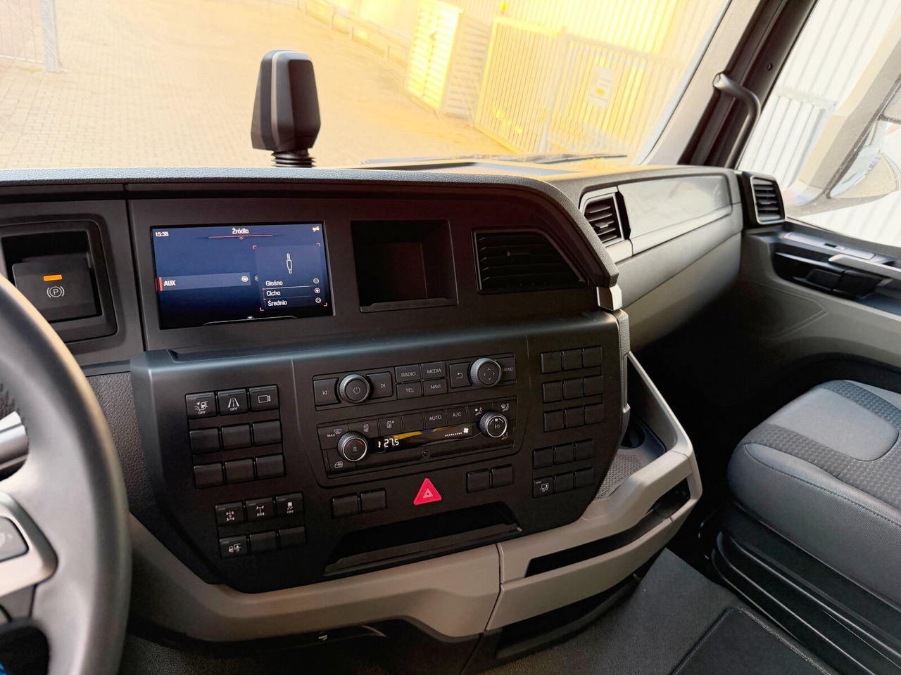 MAN TGS 33.520 6x4 BL SA TGS 33.520 6x4 BL SA, Retarder, LED, Nebenantrieb - Tractor head: gambar 5 MAN TGS 33.520 6x4 BL SA TGS 33.520 6x4 BL SA, Retarder, LED, Nebenantrieb - Tractor head: gambar 5