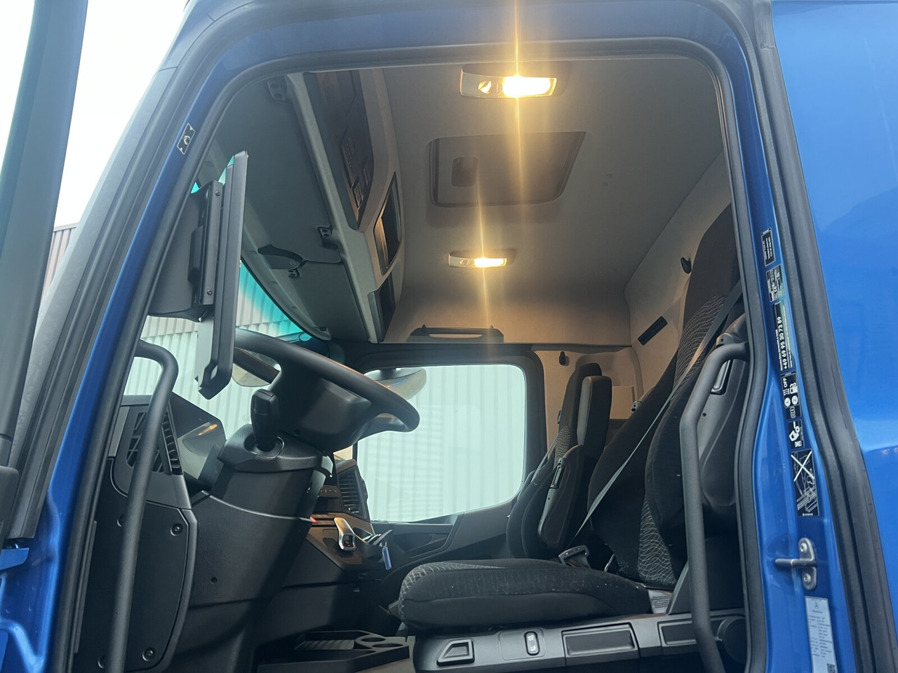 Mercedes-Benz Actros 1843 LS 4x4 HAD Actros 1843 LS 4x4 HAD, HydroDrive, MirrorCam, MultimediaCockpit - Tractor head: gambar 5 Mercedes-Benz Actros 1843 LS 4x4 HAD Actros 1843 LS 4x4 HAD, HydroDrive, MirrorCam, MultimediaCockpit - Tractor head: gambar 5