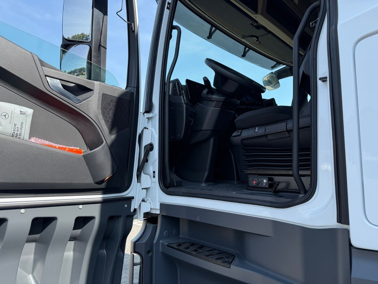 Mercedes-Benz Actros 1845 LSnRL 4x2 Actros 1845 LSnRL 4x2, Retarder, Volumer, MultimediaCockpit, Navi - Tractor head: gambar 4 Mercedes-Benz Actros 1845 LSnRL 4x2 Actros 1845 LSnRL 4x2, Retarder, Volumer, MultimediaCockpit, Navi - Tractor head: gambar 4