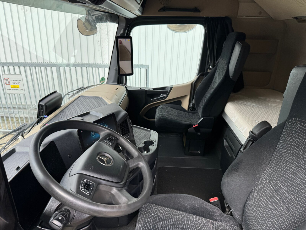 Interior photo 2: Tractor head Mercedes-Benz Actros 1848 LS 4x2 Actros 1848 LS 4x2, Vollumer ,Retarder Interior photo 2: Tractor head Mercedes-Benz Actros 1848 LS 4x2 Actros 1848 LS 4x2, Vollumer ,Retarder