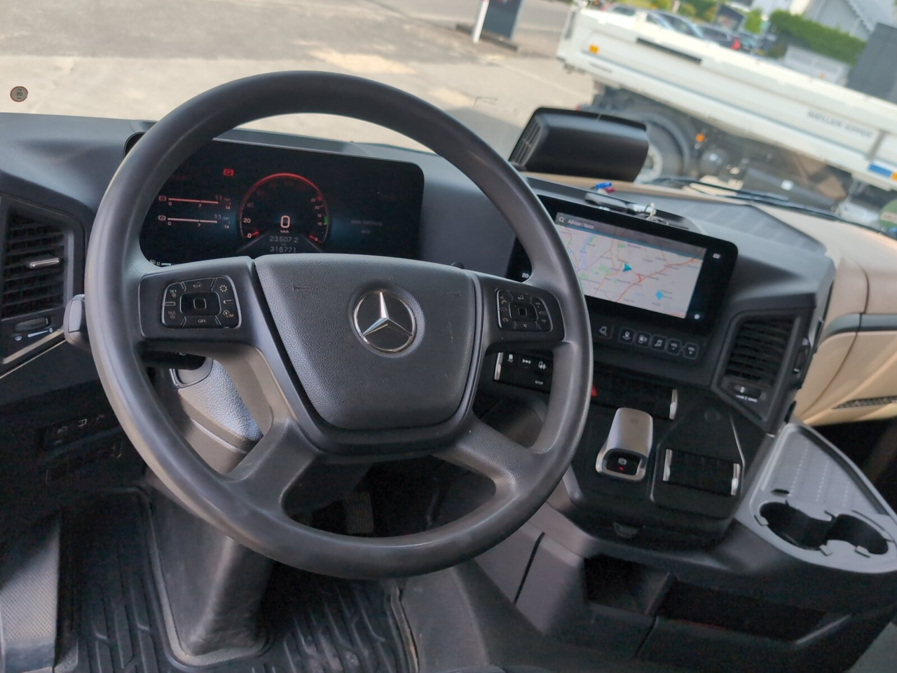 Mercedes-Benz Actros 2148 LS 4x4 HAD Actros 2148 LS 4x4 HAD, Retarder, Navi, MultimediaCockpit, Hydraulik - Tractor head: gambar 4 Mercedes-Benz Actros 2148 LS 4x4 HAD Actros 2148 LS 4x4 HAD, Retarder, Navi, MultimediaCockpit, Hydraulik - Tractor head: gambar 4