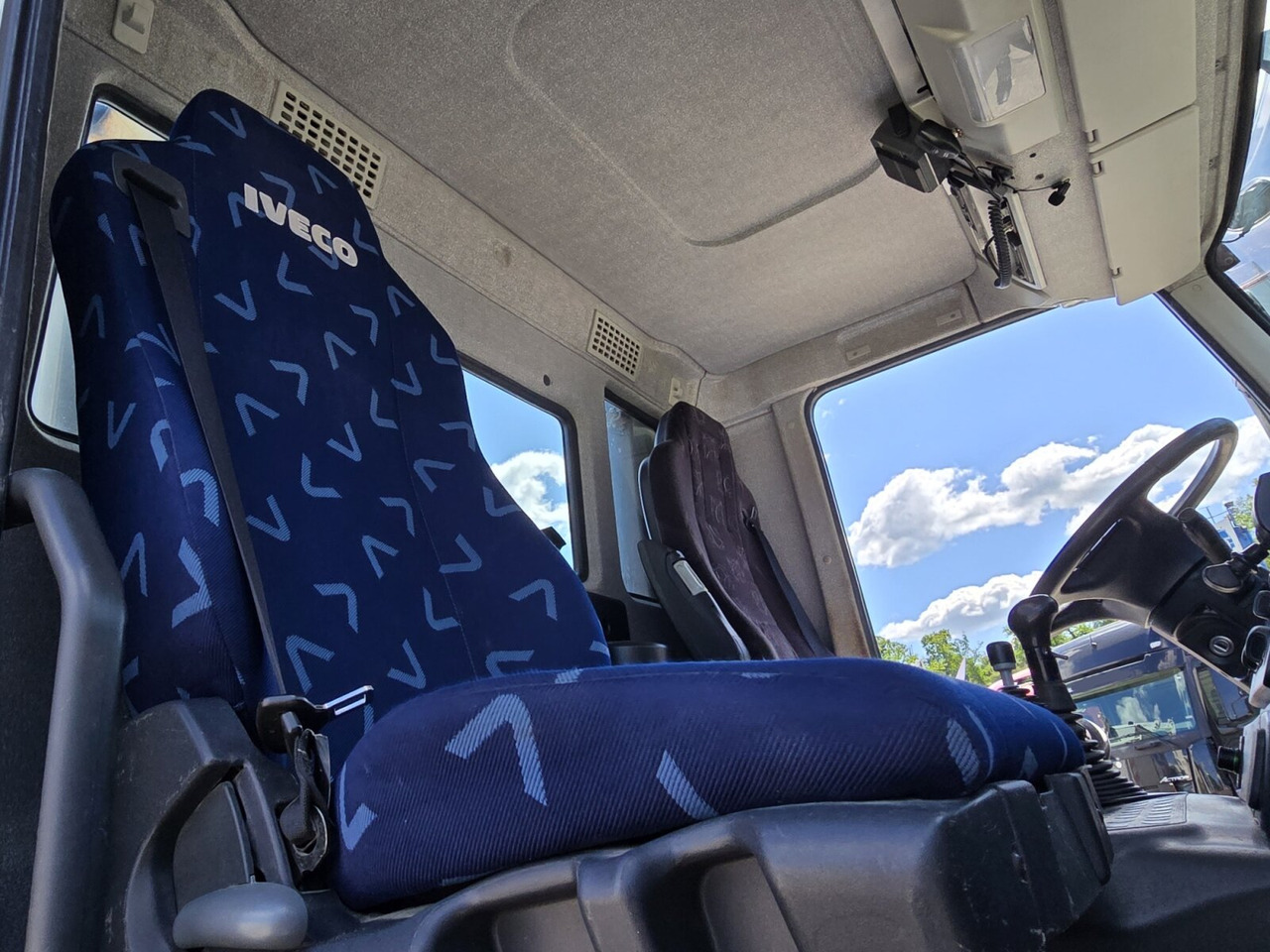 Trakker AD260T45W 6x6 Trakker AD260T45W 6x6 mit Bordmatik - Truk jungkit: gambar 3 Trakker AD260T45W 6x6 Trakker AD260T45W 6x6 mit Bordmatik - Truk jungkit: gambar 3