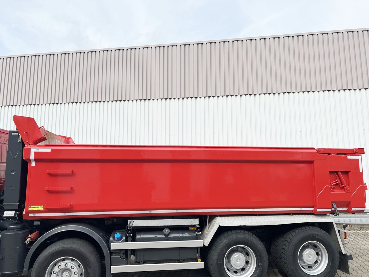 Trakker AD410T50 8x4 Trakker AD410T50 8x4, Stahlmulde ca. 16m³, hydr. Heckklappe - Truk jungkit: gambar 5 Trakker AD410T50 8x4 Trakker AD410T50 8x4, Stahlmulde ca. 16m³, hydr. Heckklappe - Truk jungkit: gambar 5