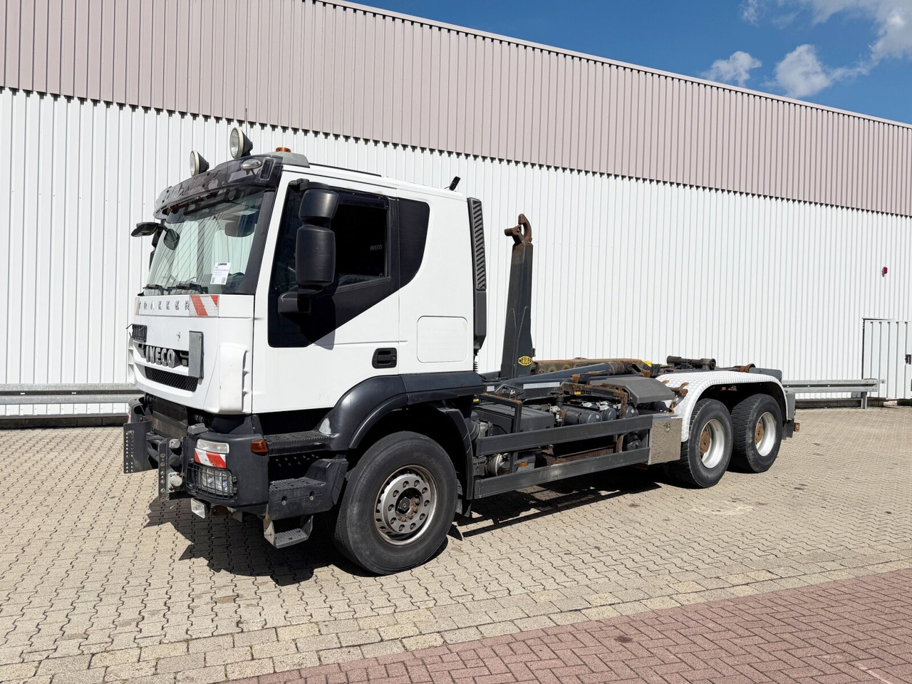 Trakker AT380T45/P 6x4 Trakker AT380T45/P 6x4, EEV - Hook lift: gambar 1 Trakker AT380T45/P 6x4 Trakker AT380T45/P 6x4, EEV - Hook lift: gambar 1